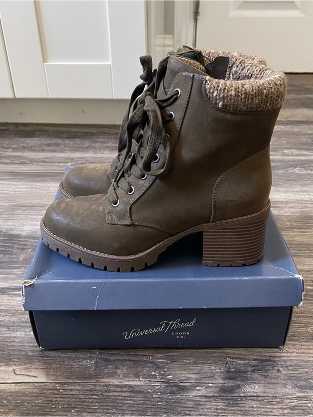 Universal Thread Aveline Brown Lace Up Ankle Boots Size 7 Lug Sole Block Heel - Picture 5 of 9